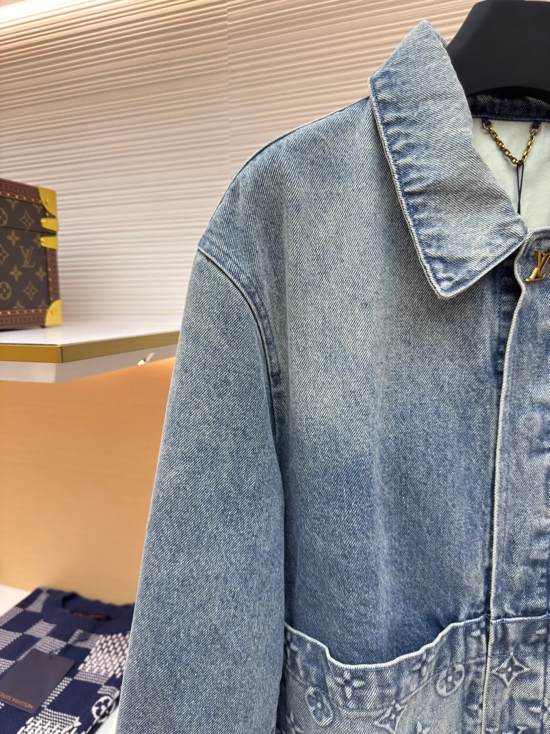 LOUIS VUITTON embossed denim jacket ●Authentic product: purchased and developed by 18289 ●Item number: 1680244-C20 ●Fabric: washed denim ●Technology: distressed washed ●Version: fitted version ●Weight: about 1420g ●Size: 46-48-50-52 ●Description: The current season’s sharp corner pockets are designed with zippered trouser legs to create a loose fit. The hammer fixing ring presents an LV shape, with a special leather tag. The loose fit is the same for men and women.